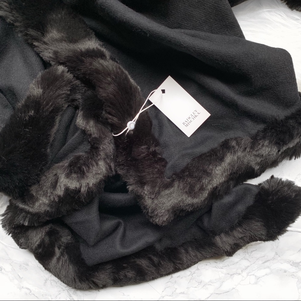 Badgley Mischka Large wrap w/faux chinchilla Black